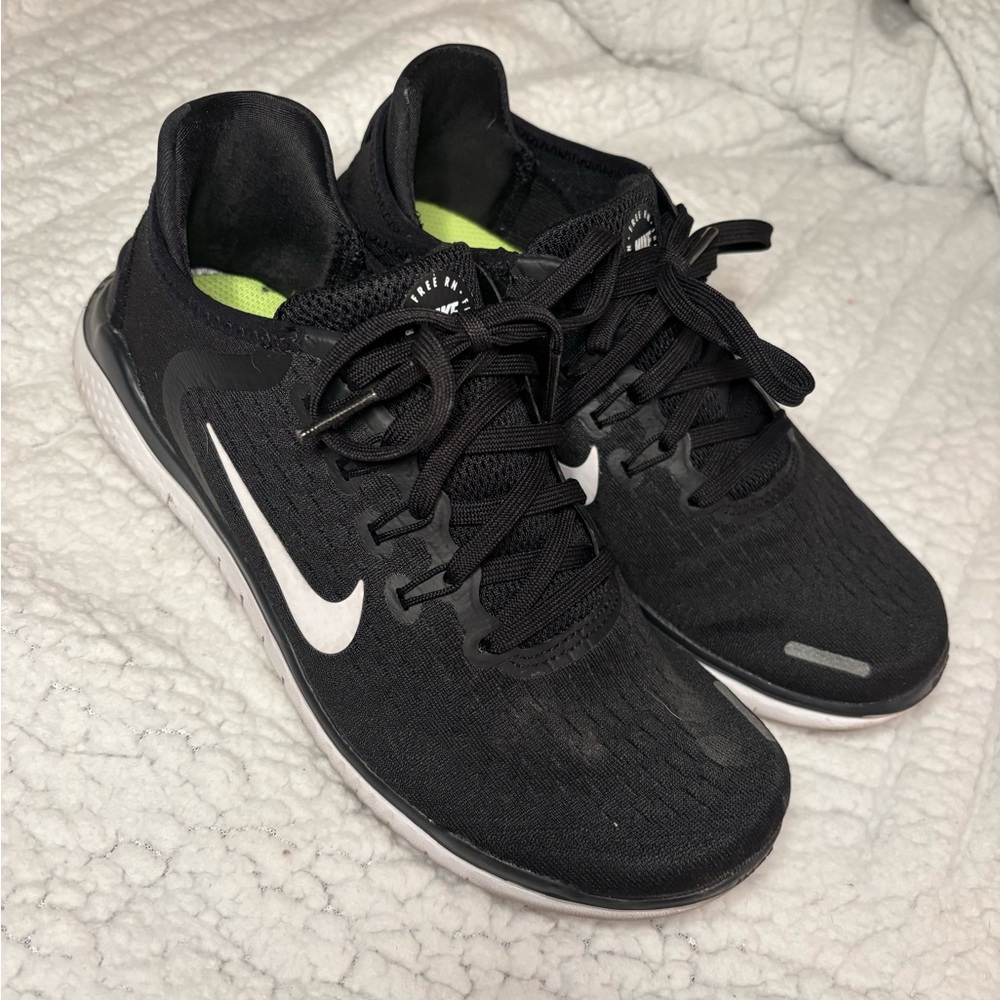 Nike women’s Black and White Athletic Shoes